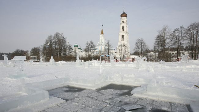 Создание ледяного городка к празднику Крещения Господня. Архив