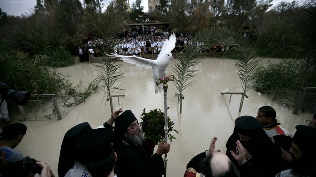 Церемонии водосвятия на реке Иордан Церемонии водосвятия на реке Иордан