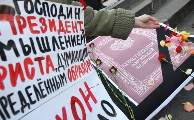 Кадры, съемку которых сочли участием в несанкционированной акции: акция Похороны Конституции. Кадры, съемку которых сочли участием в несанкционированной акции: акция Похороны Конституции.