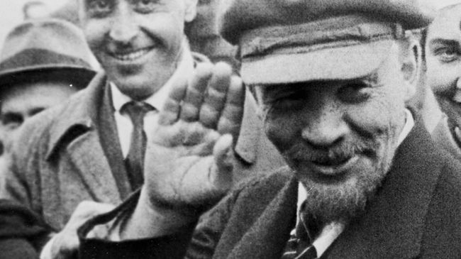 В. И. Ленин во время закладки памятника Освобожденный труд на Пречистенской набережной. Архив