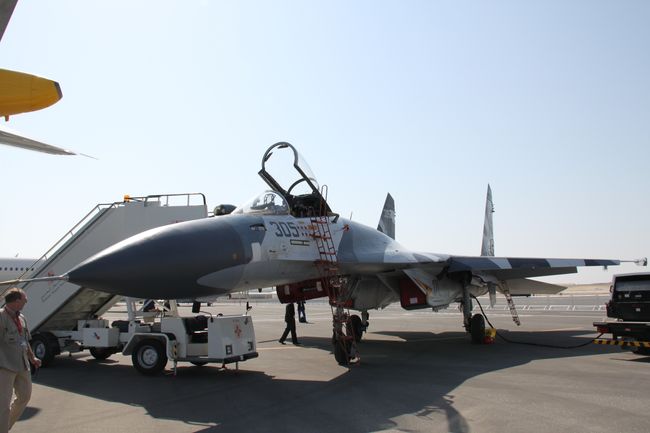 Истребитель СУ-27 СКМ на авиавыставке Бахрейн аэрошоу 2010 Истребитель СУ-27 СКМ на авиавыставке Бахрейн аэрошоу 2010