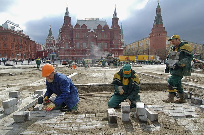 Укладка брусчатки на Манежной площади Укладка брусчатки на Манежной площади