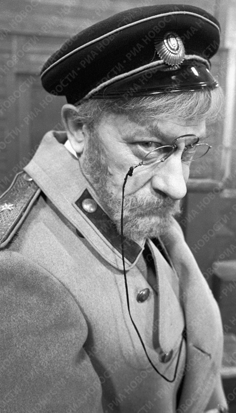 Евгений Евстигнеев в роли Чебутыкина