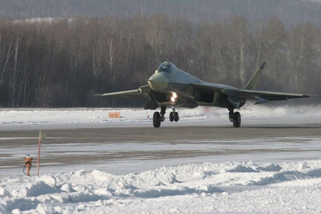 Первый полет опытного авиационного комплекса пятого поколения 