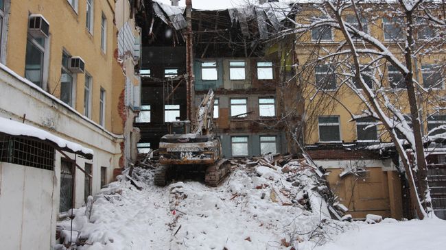 Незаконный снос здания в историческом центре Москвы на углу Хитровского и Подколокольного переулка на месте бывшей Хитровской площади. Архив