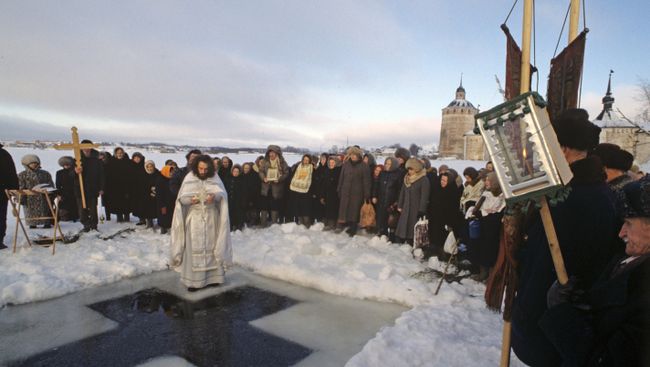 Отец Алексий, священник храма Преподобного Сергия Радонежского во время освящения воды в проруби Сиверского озера