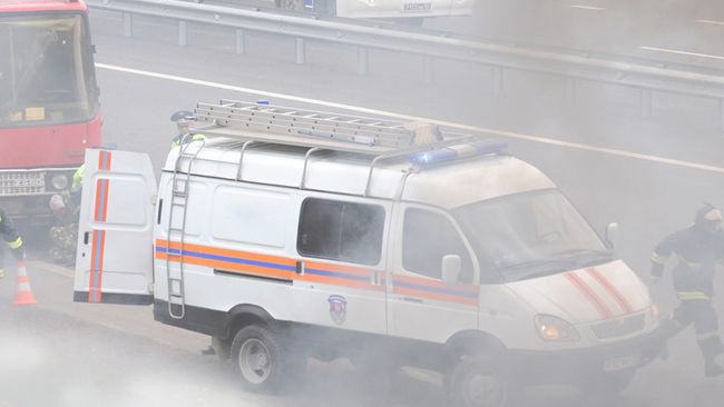 МЧС на месте дорожной аварии. Архив