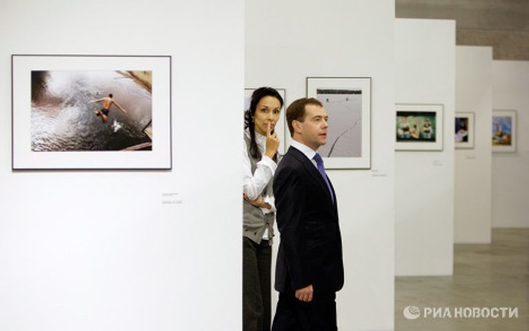 Дмитрий Медведев посетил выставку Лучшие фотографии России 2009