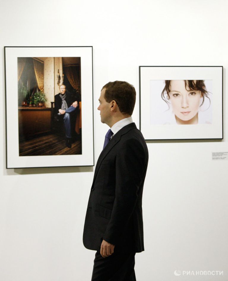 Дмитрий Медведев посетил выставку Лучшие фотографии России 2009