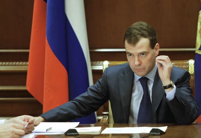 Медведев пообещал разобраться с незарегистрированными НПЗ