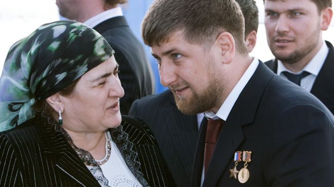 Президент Чечни Рамзан Кадыров с матерью Президент Чечни Рамзан Кадыров с матерью