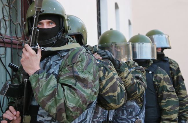 Учения отряда хабаровского ОМОНа по захвату преступников. Архив