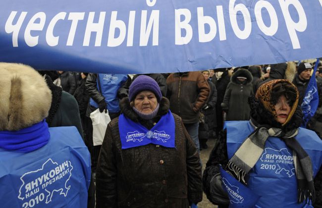Митинг сторонников Виктора Януковича у здания ЦИК Украины