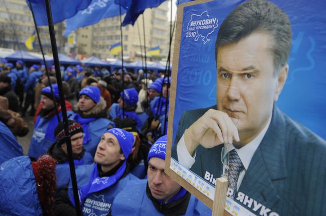 Митинг сторонников Виктора Януковича у здания ЦИК Украины