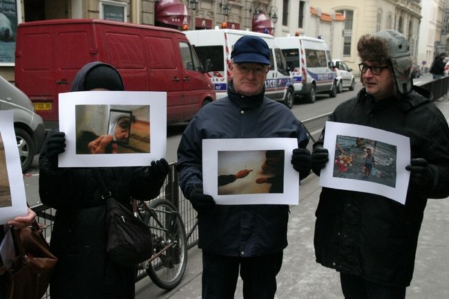 Пикет, который прошел возле посольства Узбекистана в Париже Пикет, который прошел возле посольства Узбекистана в Париже