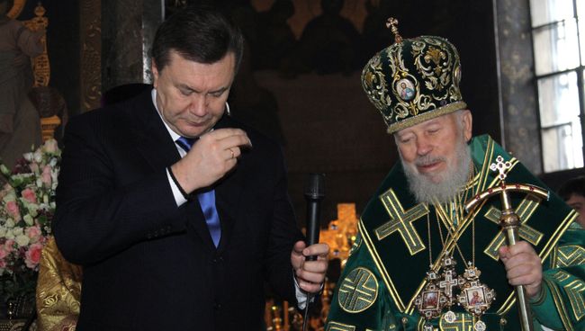 Предстоятель Украинской Православной Церкви митрополит Владимир благословил новоизбранного президента Украины Виктора Януковича на исполнение обязанностей главы государства. Архив