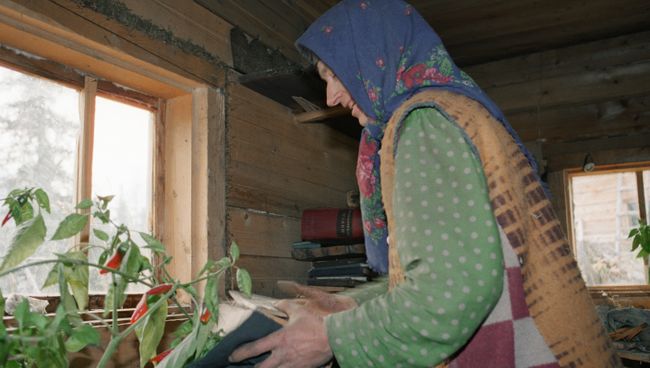 Лыкова убирается в доме, архивное фото Лыкова убирается в доме, архивное фото