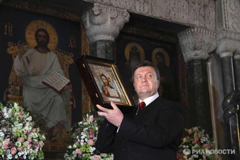 Новый президент Украины В.Янукович в Киево-Печерской лавре Новый президент Украины В.Янукович в Киево-Печерской лавре