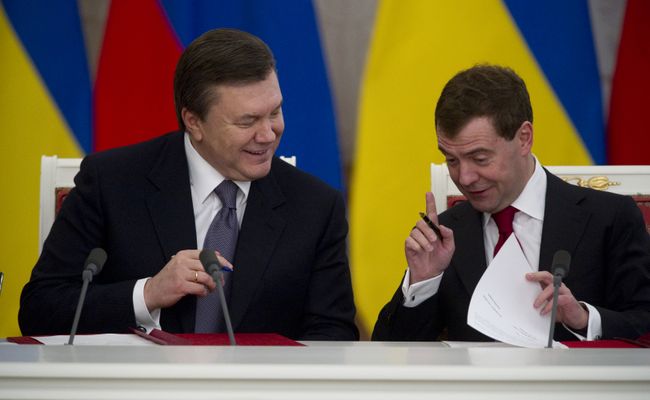 Президент России Дмитрий Медведев и президент Украины Виктор Янукович