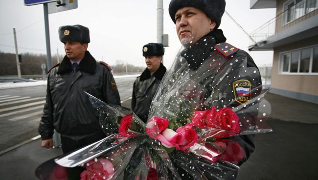 Сотрудники ДПС поздравили женщин-водителей с 8 Марта. Архив