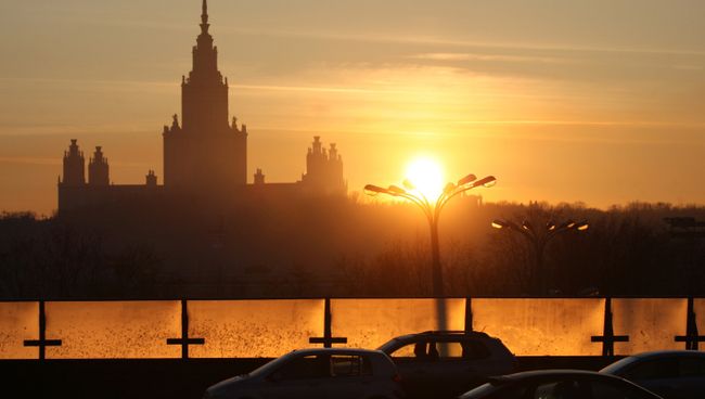 Вид на здание Московского государственного университета. Архив