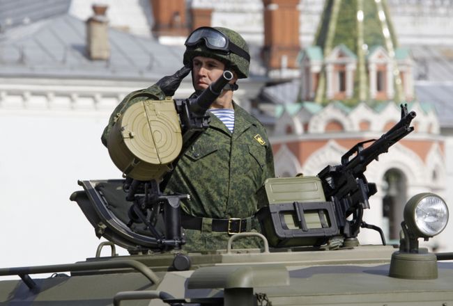 Военный парад в честь 63-й годовщины Победы в Великой Отечественной войне