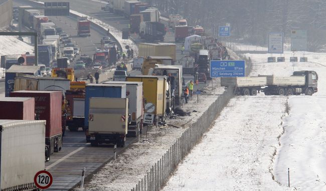 Крупное ДТП на автобане А8 в районе города Аугсбург в Германии Крупное ДТП на автобане А8 в районе города Аугсбург в Германии