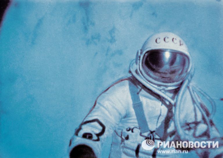 А.Леонов в открытом космосе А.Леонов в открытом космосе