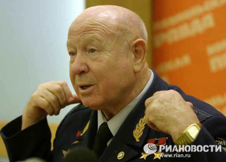 А.Леонов на пресс-конференции А.Леонов на пресс-конференции