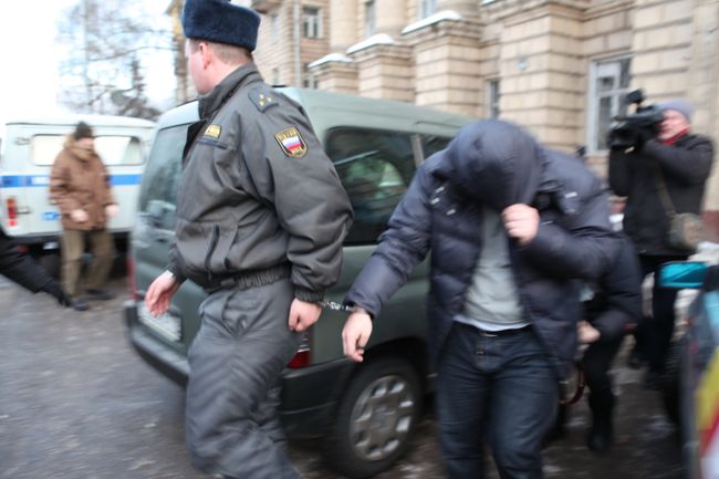 Милиционеры ведут задержанных. АРхив