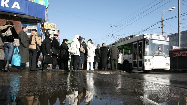 Очередь на посадку в  троллейбус. Архив