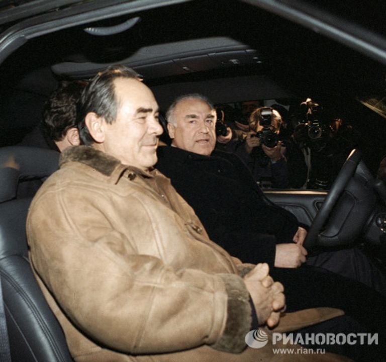 В. Черномырдин и М. Шаймиев знакомятся с моделью автомобиля СП Елабуга Дженерал Моторс В. Черномырдин и М. Шаймиев знакомятся с моделью автомобиля СП Елабуга Дженерал Моторс