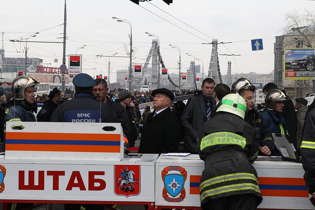 Мэр Москвы Юрий Лужков у метро «Парк культуры», где утром произошел взрыв Мэр Москвы Юрий Лужков у метро «Парк культуры», где утром произошел взрыв