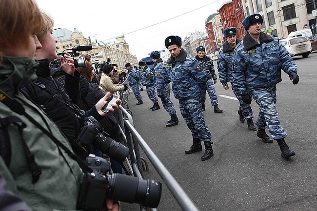 Оцепление милиции возле станции метро Лубянка, где произошел взрыв Оцепление милиции возле станции метро Лубянка, где произошел взрыв