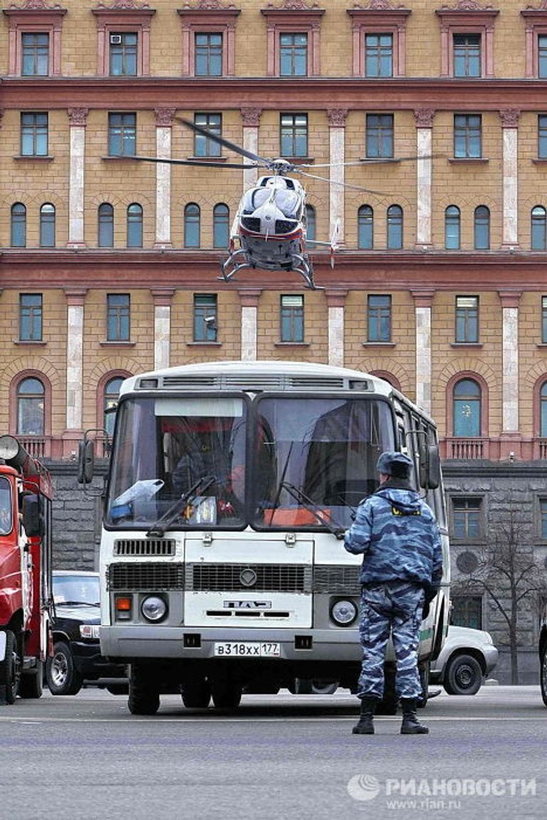 Санитарный вертолет у станции метро Лубянка Санитарный вертолет у станции метро Лубянка