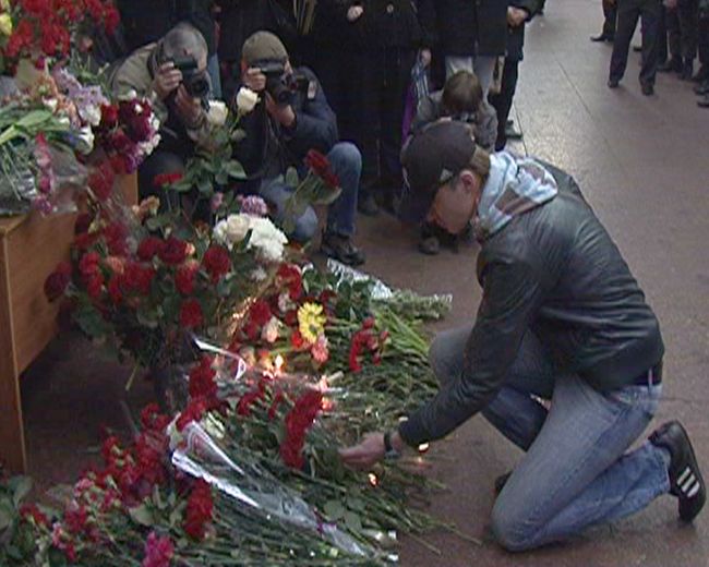 Москвичи несут цветы к месту теракта на Лубянке Москвичи несут цветы к месту теракта на Лубянке