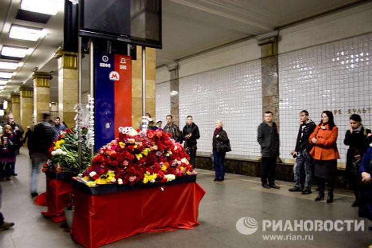 Возложение цветов на станции метро Парк культуры Возложение цветов на станции метро Парк культуры