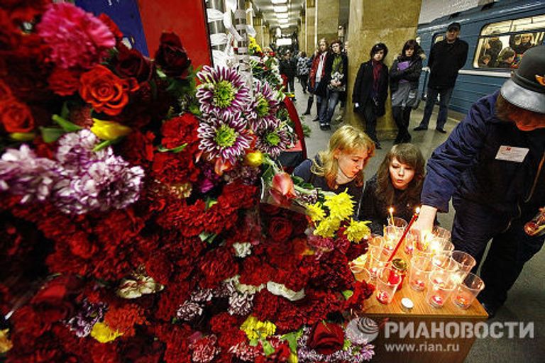 Возложение цветов на станции метро Парк культуры Возложение цветов на станции метро Парк культуры