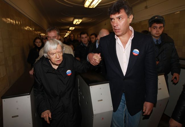 Председатель Московской Хельсинкской группы Людмила Алексеева и политик Борис Немцов на станции метро Парк культуры после возложения цветов к месту теракта. Архив
