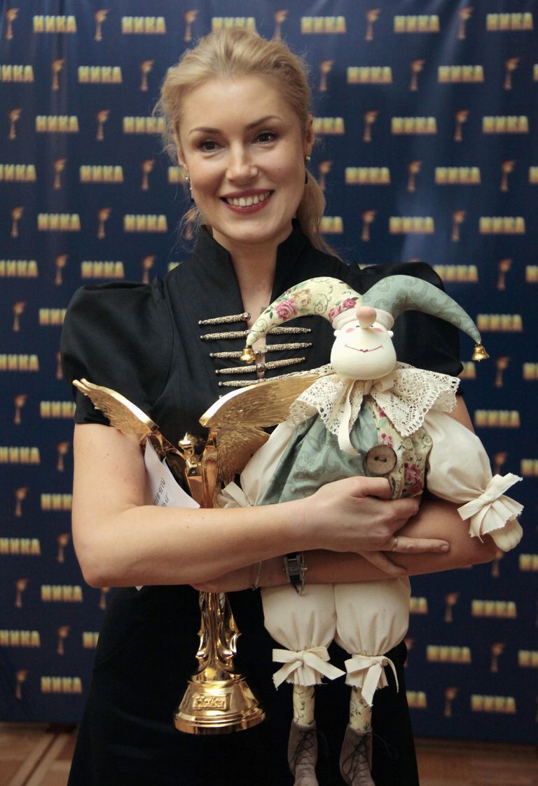 Актриса Мария Шукшина, сыгравшая роль матери главного героя в фильме Сергея Снежкина Похороните меня за плинтусом, удостоена премии за лучшую женскую роль второго плана. Церемония вручения XXIII Национальной кинематографической премии Ника прошла в московском Театре оперетты Актриса Мария Шукшина, сыгравшая роль матери главного героя в фильме Сергея Снежкина Похороните меня за плинтусом, удостоена премии за лучшую женскую роль второго плана. Церемония вручения XXIII Национальной кинематографической премии Ника прошла в московском Театре оперетты