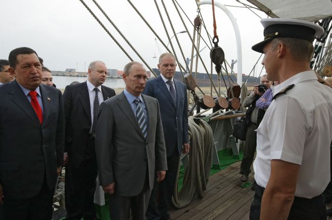 Владимир Путин и Уго Чавес посетили барк Крузенштерн, пришвартованный в порту Каракаса