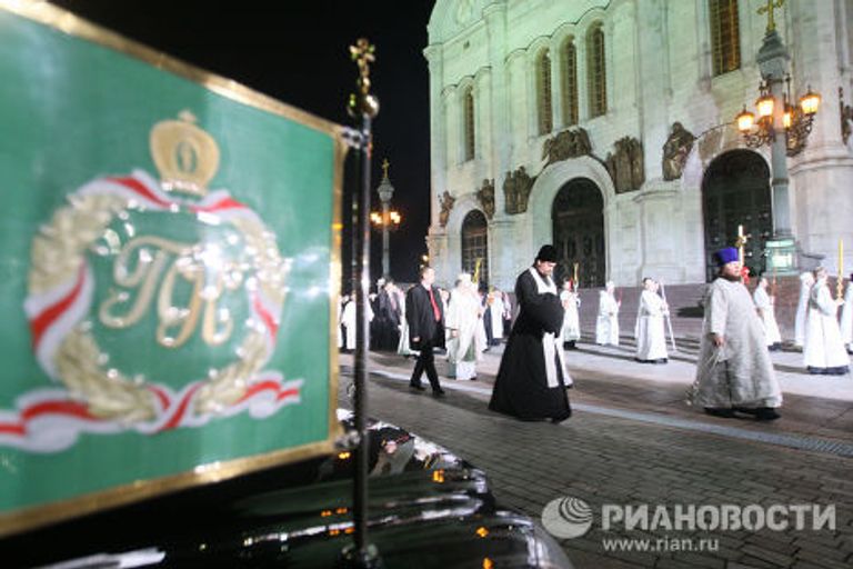 Крестный ход на пасхальном богослужении в храме Христа Спасителя Крестный ход на пасхальном богослужении в храме Христа Спасителя