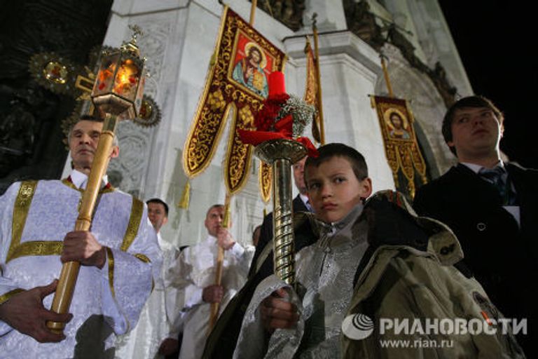 Крестный ход на пасхальном богослужении в храме Христа Спасителя Крестный ход на пасхальном богослужении в храме Христа Спасителя
