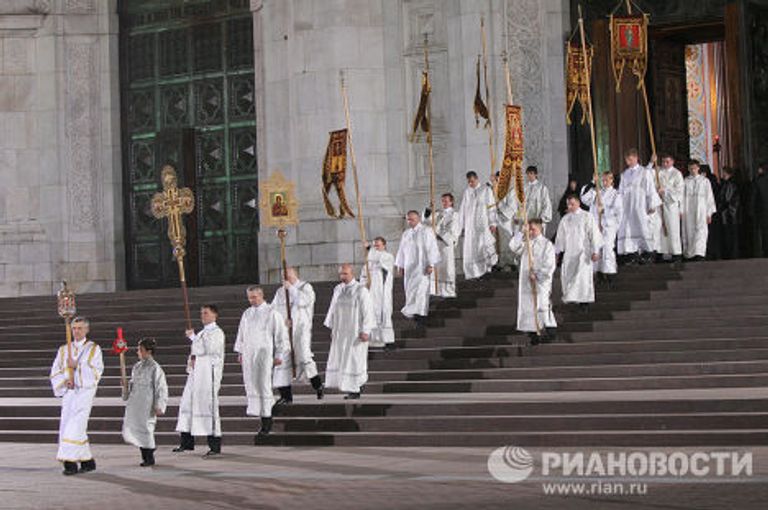 Крестный ход на пасхальном богослужении в храме Христа Спасителя Крестный ход на пасхальном богослужении в храме Христа Спасителя