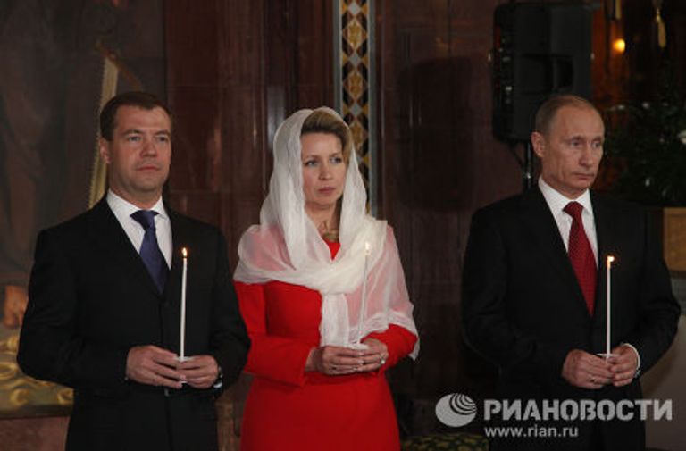 Дмитрий Медведев и Владимир Путин на пасхальном богослужении в Храме Христа Спасителя Дмитрий Медведев и Владимир Путин на пасхальном богослужении в Храме Христа Спасителя