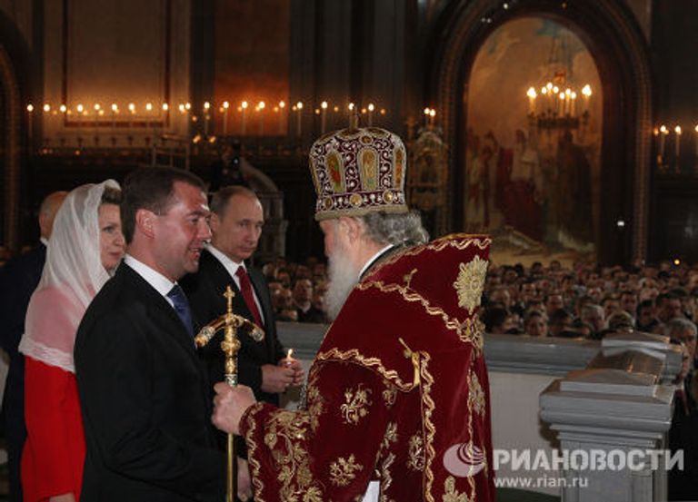 Дмитрий Медведев и Владимир Путин на пасхальном богослужении в Храме Христа Спасителя Дмитрий Медведев и Владимир Путин на пасхальном богослужении в Храме Христа Спасителя