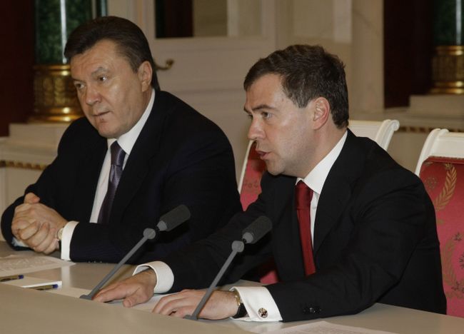 Президенты России и Украины Д.Медведев и В.Янукович. Архив Президенты России и Украины Д.Медведев и В.Янукович. Архив