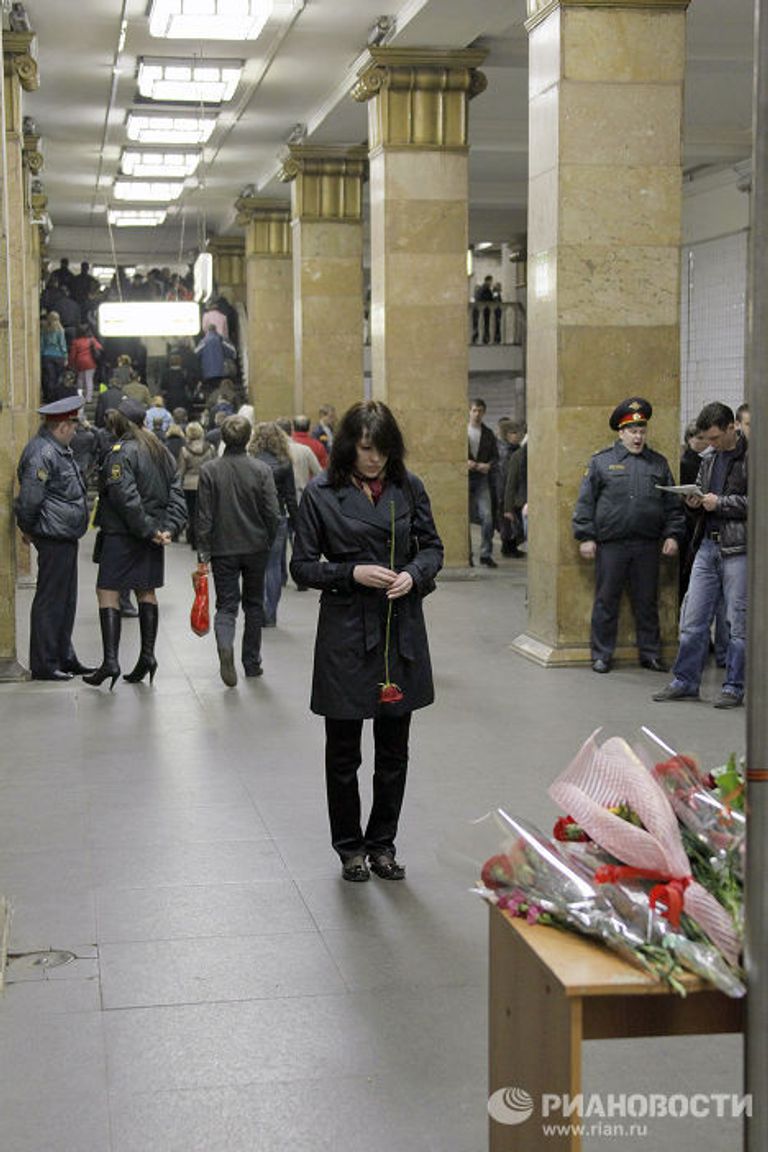 Жертв теракта в московском метро поминают на станции Парк Культуры Жертв теракта в московском метро поминают на станции Парк Культуры