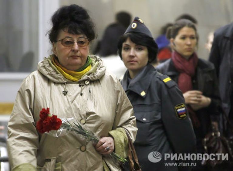 Жертв теракта в московском метро поминают на станции Лубянка Жертв теракта в московском метро поминают на станции Лубянка