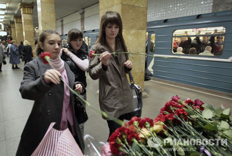 Жертв теракта в московском метро поминают на станции Парк Культуры Жертв теракта в московском метро поминают на станции Парк Культуры